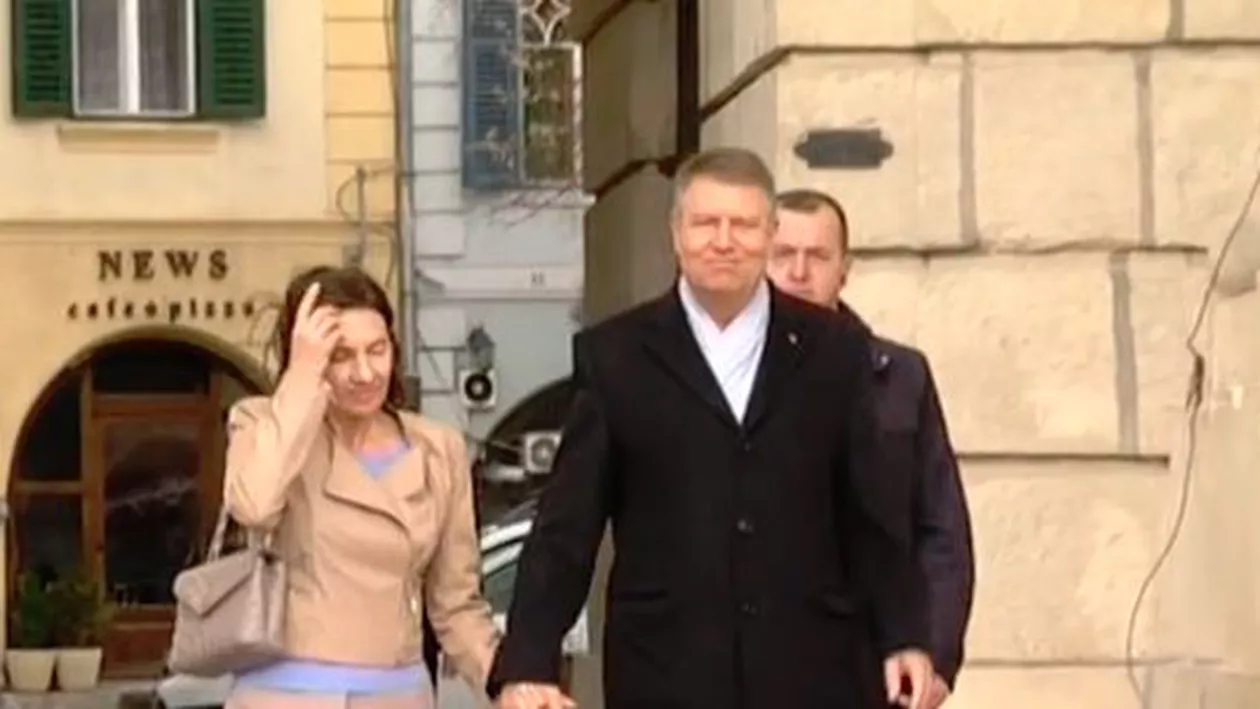 Preşedintele Klaus Iohannis, alături de soţia sa, la slujba de la Biserica Romano-Catolică din Sibiu (VIDEO)