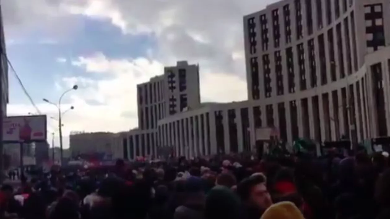 Manifestaţii de amploare la Moscova: Mii de ruşi prostează împotriva restricţiilor de internet (VIDEO)