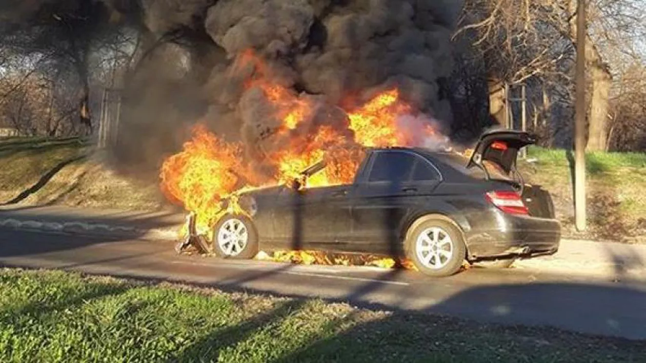 O mașină s-a făcut SCRUM pe un pod INTENS CIRCULAT din Capitală! Incendiul a pornit DIN SENIN (FOTO)