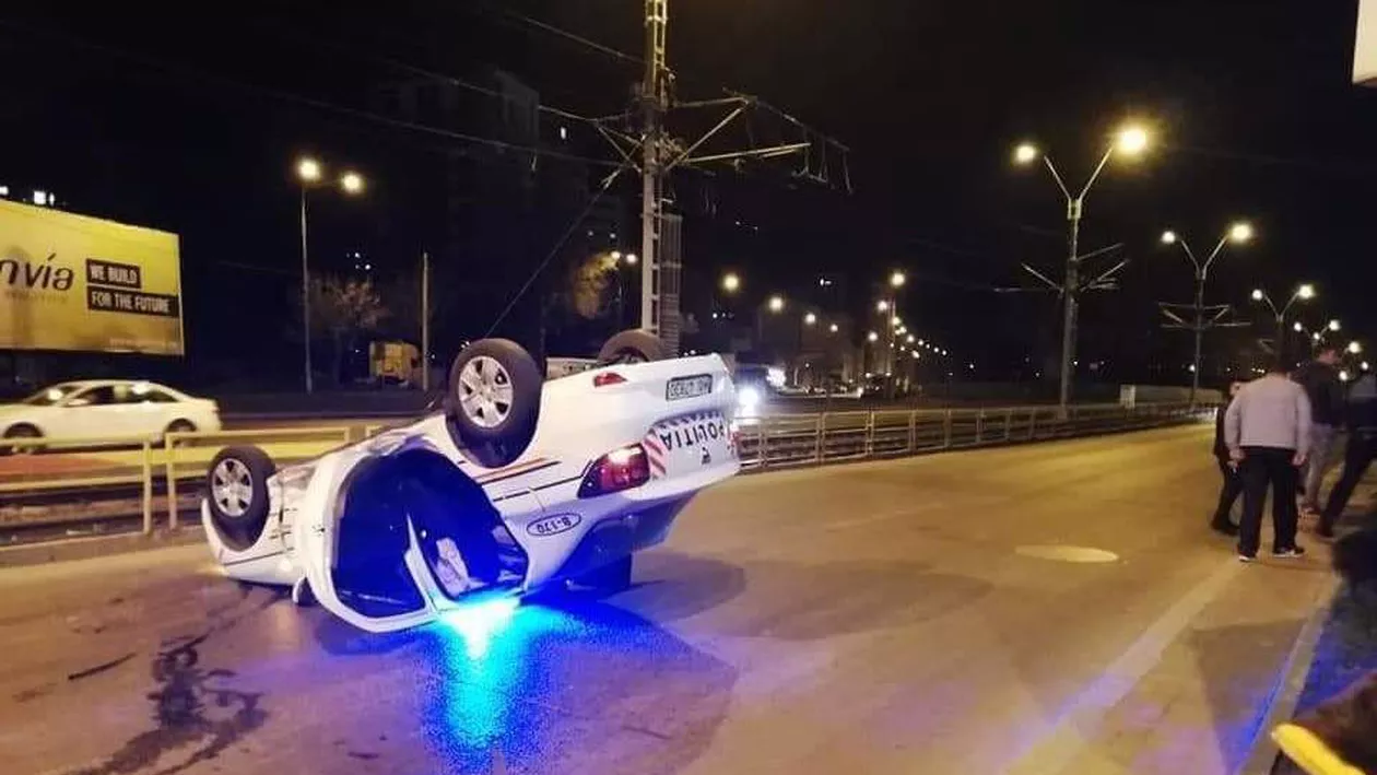 O mașină de POLIȚIE aflată în MISIUNE a fost LOVITĂ ÎN PLIN de un alt autovehicul