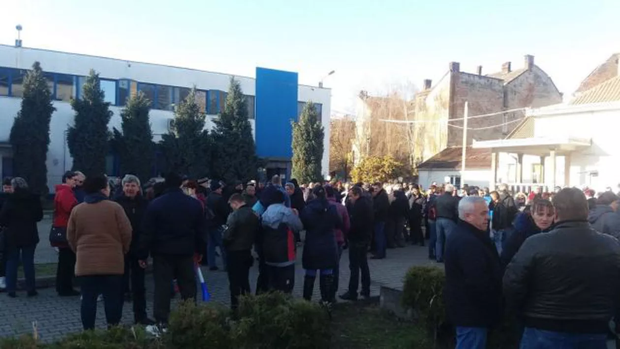 GREVĂ GENERALĂ la fabrica Electrolux Satu Mare: Muncitorii cer salarii mai mari