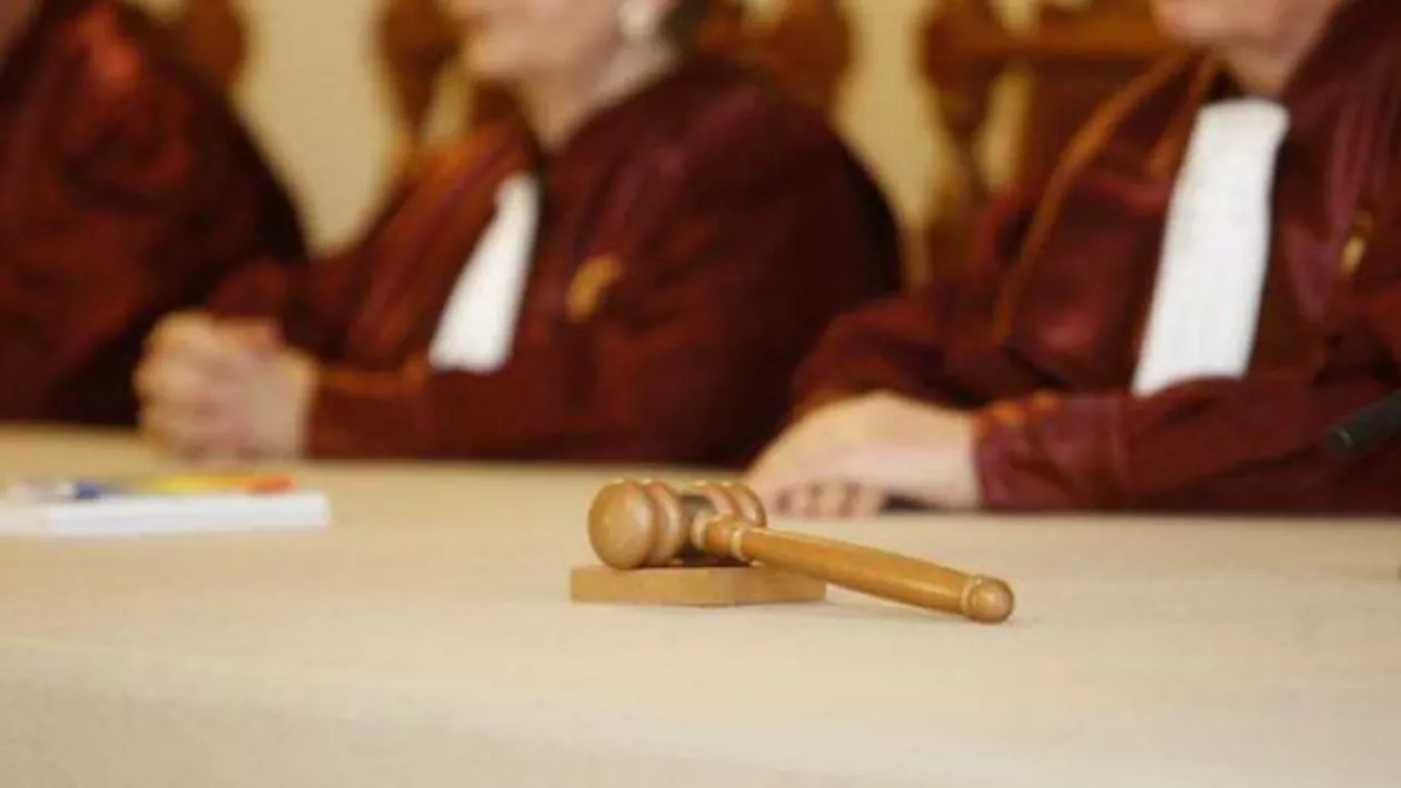 CCR: Se poate organiza un referendum în ziua alegerilor europarlamentare