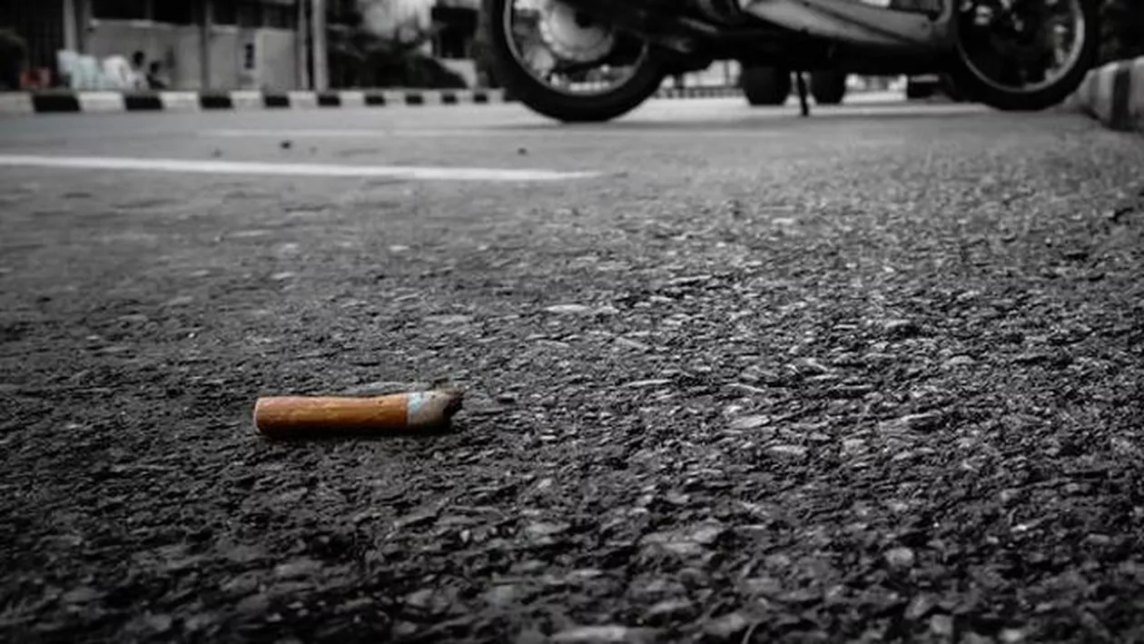 'Ăla a fost un chiștoc, nu un car de bălegar!' Tânără din București, revoltată că iubitul ei a fost amendat cu 2.000 lei după ce a aruncat pe jos țigara