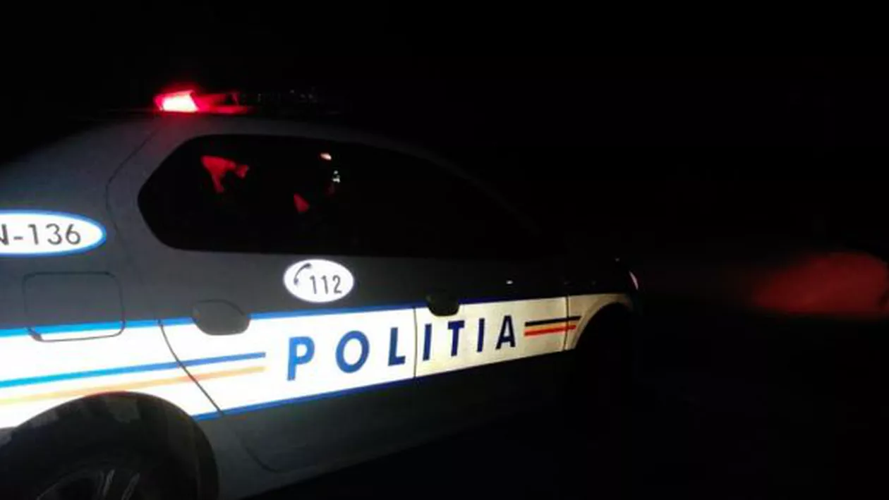 Copil de nici 2 ani, abandonat în scara unui bloc din Adjud. Bunica nu vrea să-l ia în casă