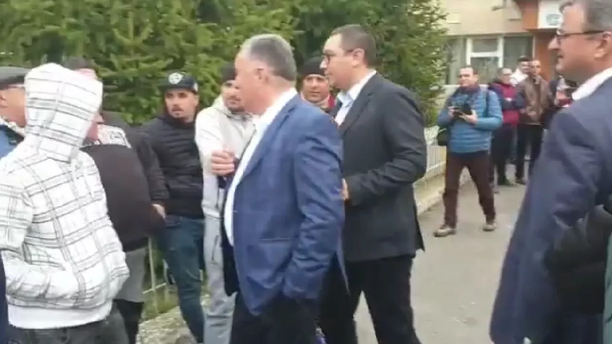 Victor Ponta, HUIDUIT în timpul unei deplasări. 'Huo, Criminalule! Ai fost mână în mână cu rușii! (VIDEO)