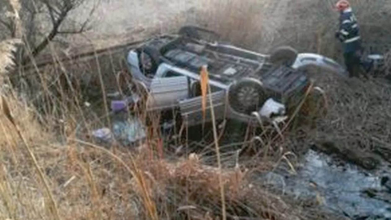 Accident CUMPLIT pe DN13. Șoferul, salvat de la înec de jandarmi. Încă un copil de 7 ani, găsit sub mașina răsturnată