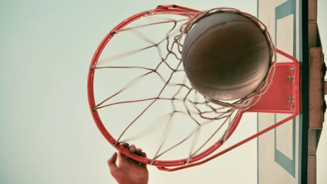 Jucător de baschet din România, AMENDAT după protestul #șîeu. Explicaţia HALUCINANTĂ a poliţiştilor (FOTO, VIDEO)