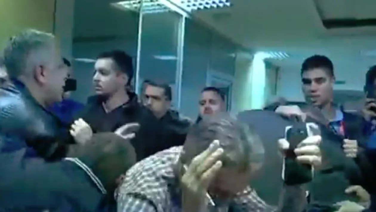 Proteste în Serbia. Un grup de manifestanți a pătruns în sediul televiziunii publice (VIDEO)