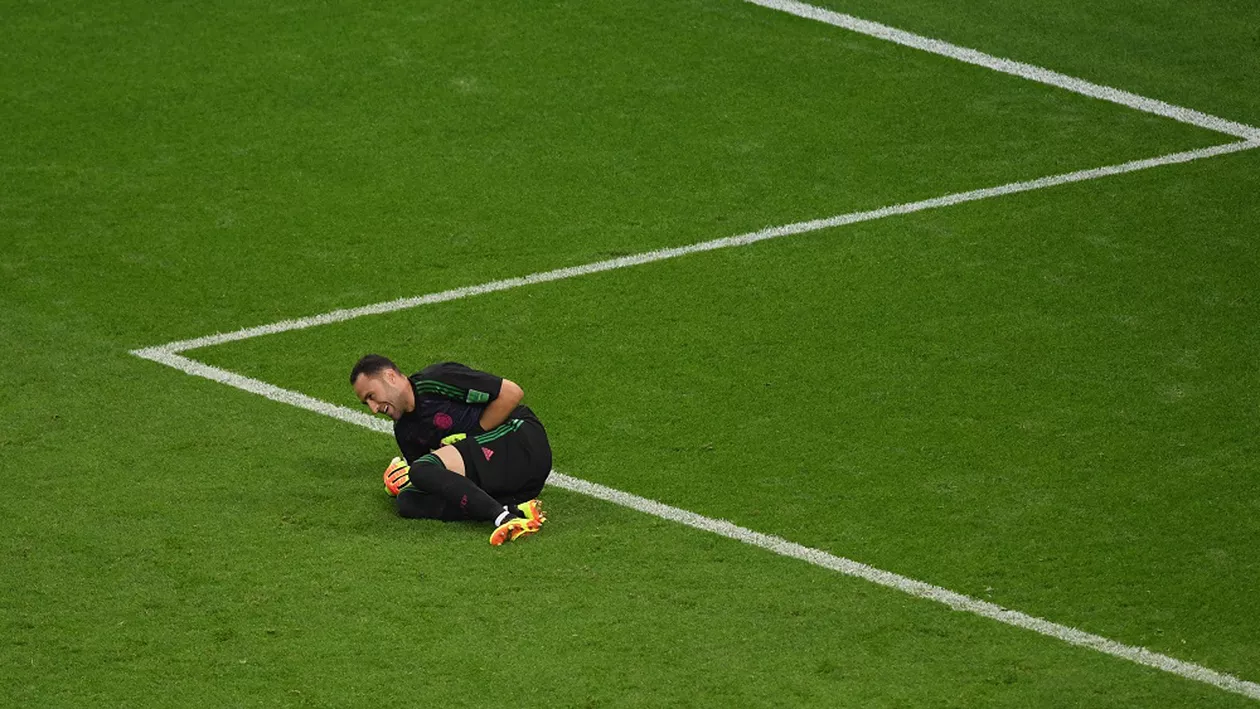 SCENE HORROR la Napoli-Udine... David Ospina a rămas STANĂ DE PIATRĂ pe teren, la capătul unui contact dur! A fost transportat de URGENȚĂ la spital (VIDEO)