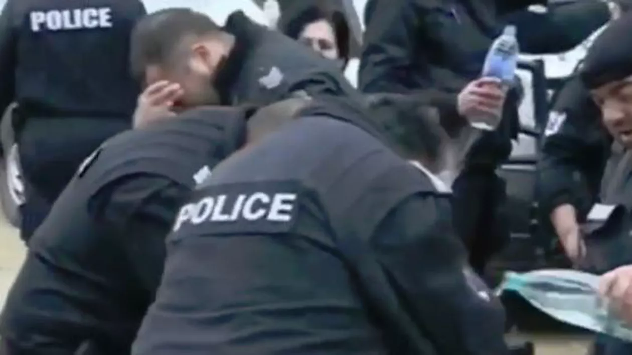 Polițiștii bulgari, propriile lor victime: Au dat cu spray lacrimogen spre protestatari fără să țină cont de forța vântului (VIDEO)