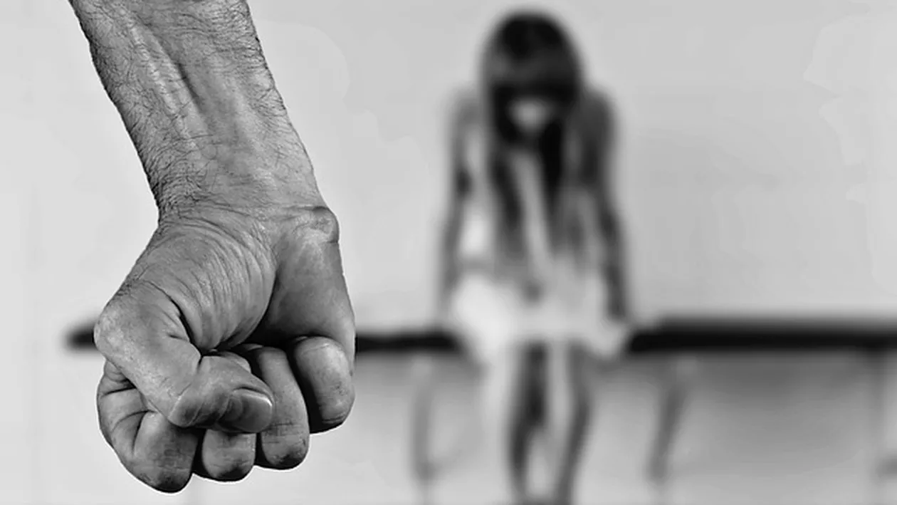 O româncă a fost BĂTUTĂ cu BESTIALITATE în Marea Britanie, în fața casei sale. Atacatorii au DESFIGURAT-O: 'Le-am spus să facă liniște și au sărit pe mine' (FOTO)