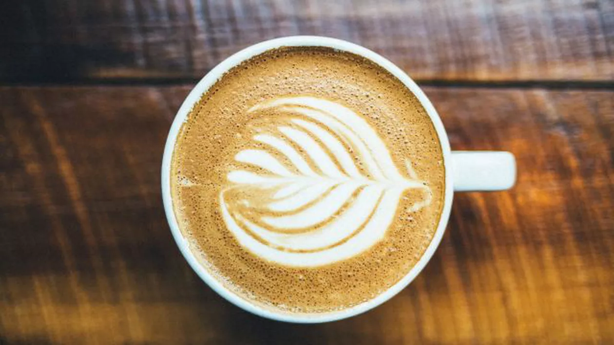 Mesaje acide între Starbucks și 5 To Go prin intermediul panourilor stradale din Capitală: Imaginea a devenit VIRALĂ (FOTO)