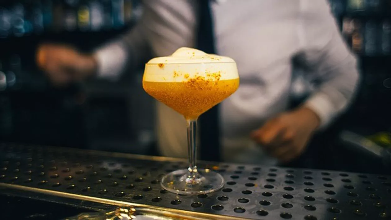 Arad: Un barman a căzut din podul barului. Cum a fost posibil...