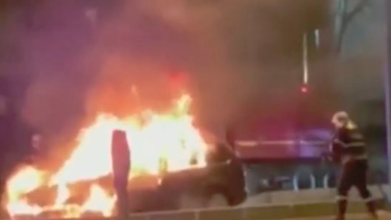 ALERTĂ pe podul Basarab din București! O mașină a fost cuprinsă de flăcări (VIDEO)