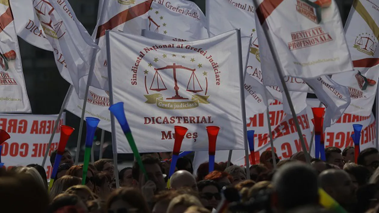 Grefierii susţin un miting în faţa Guvernului. Sindicatul: Ne-am săturat să fim ignorați în timp ce guvernanții împart în stânga și în dreapta 'pomeni electorale' (FOTO)