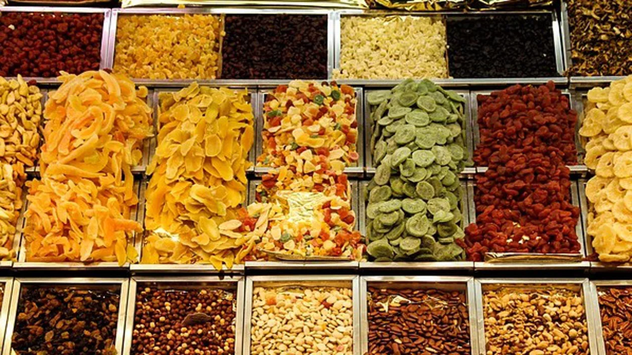 ALERTĂ într-un cunoscut supermarket din România! Un lot de fructe confiate, contaminat cu salmonella (VIDEO)