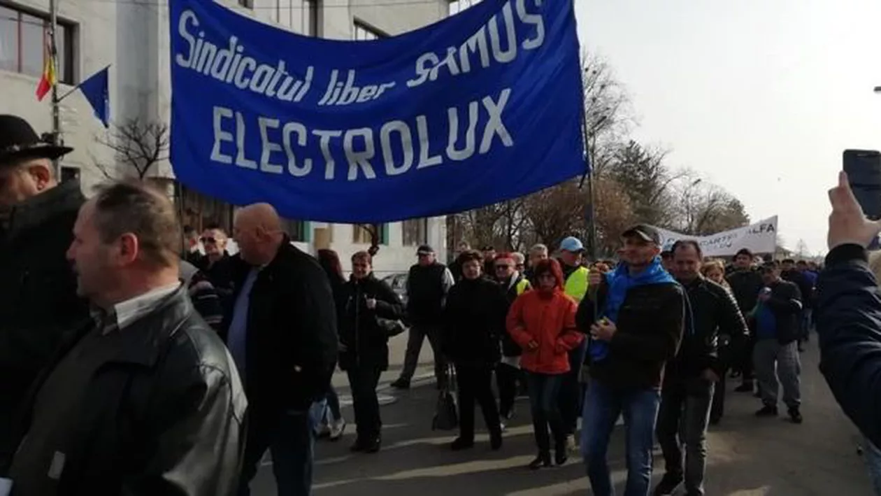 Protestul de la Electrolux ia amploare! Sindicaliştii bombardează Ambasada Suediei cu scrisori: #grevaelectrolux