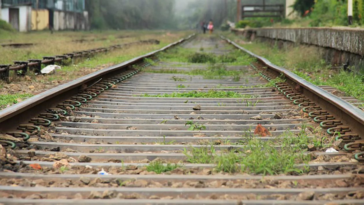 NOU INCIDENT pe calea ferată: Locomotiva unui tren a lovit un camion. Ce s-a întâmplat cu pasagerii (VIDEO)