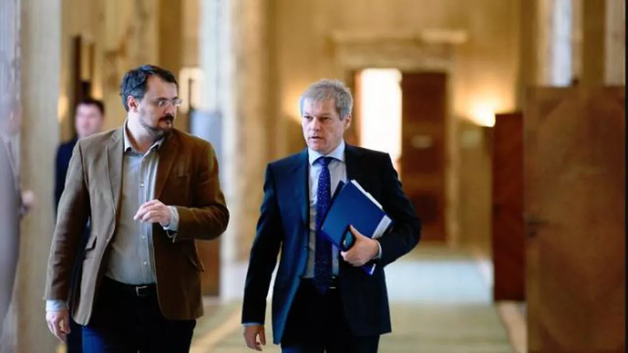 Dacian Cioloș, din poziția de premier, s-a opus în 2016 unei legi privind comunismul, similară cu cea inițiată de Cristian Ghinea, colegul său de pe lista USR-PLUS la europarlamentare (FOTO)