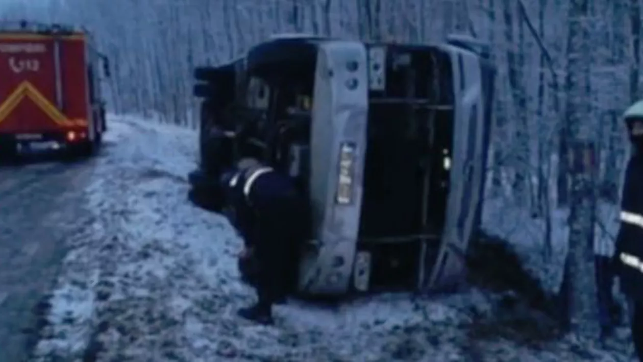 GRAV accident rutier în Iași: Un microbuz s-a răsturnat. Planul roșu de intervenții, activat (VIDEO)