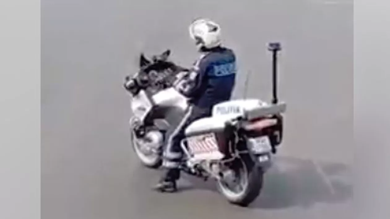 Poliţist de la Rutieră, filmat în timp ce dansează pe motocicletă, într-o intersecţie din București (VIDEO)