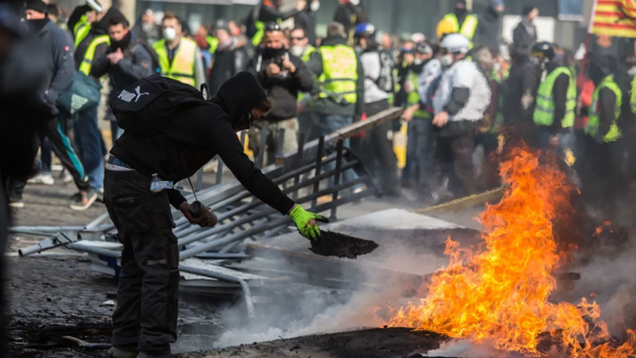 Vestele galbene continuă protestele în Franţa în ciuda interdicţiilor puse de forţele de ordine