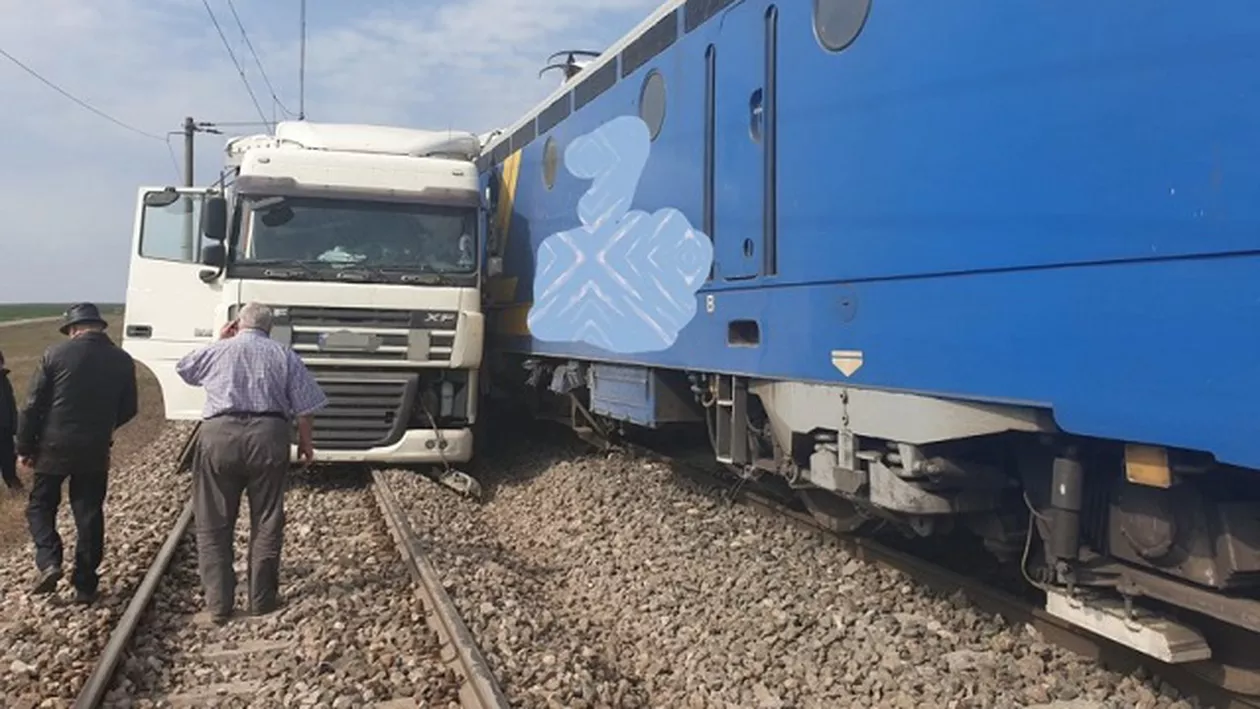 Ciocnire VIOLENTĂ între un TIR şi o locomotivă