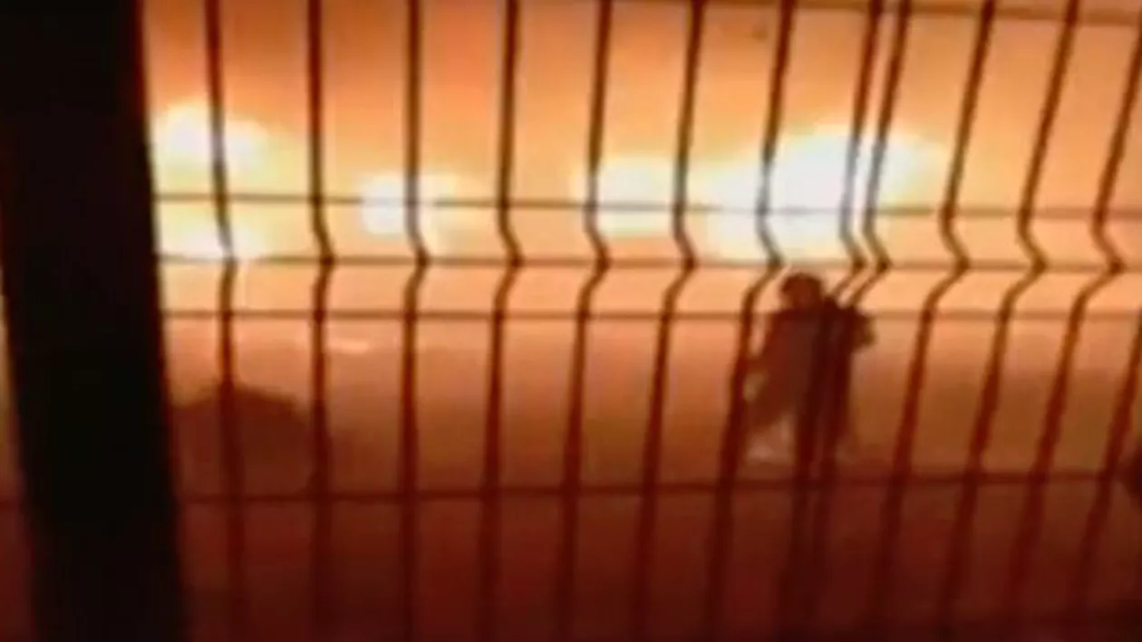 Trei vagoane de tren au luat foc, în gara din Caransebeș. Incendiul s-a extins la o clădire (VIDEO)