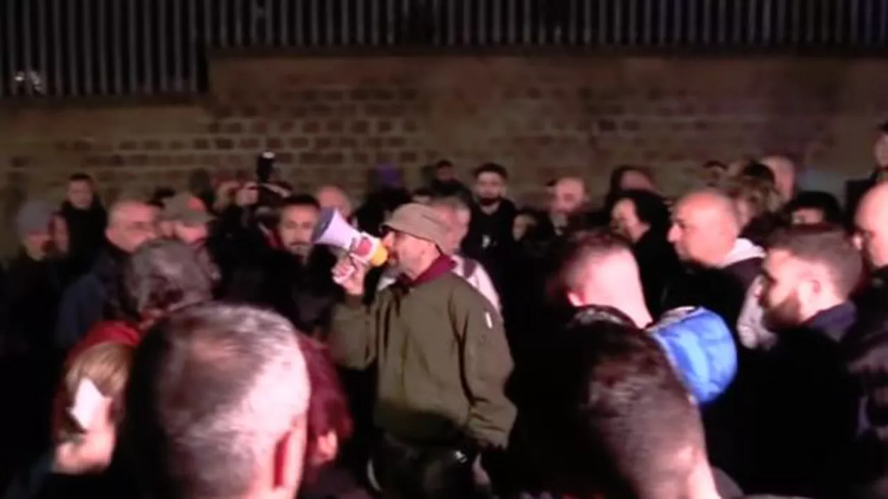 Zeci de italieni s-au opus mutării unor familii de romi în cartierul lor: ''Vin și ne fură din case. Lasă numai gunoaie în urma lor'' (VIDEO)