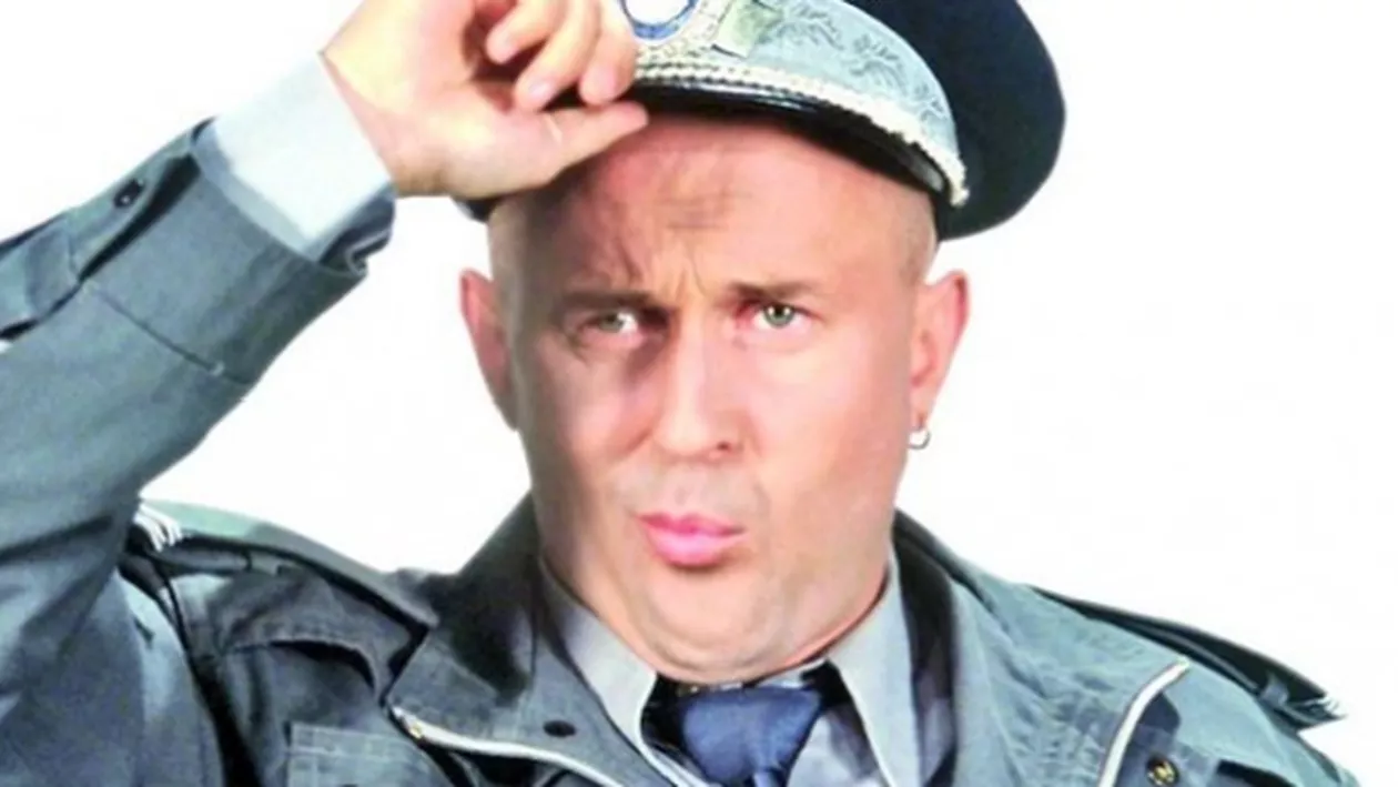 REVOLTĂTOR: Polițist filmat conducând CU PICIORUL pe volan: Cine este AGENTUL BULĂ care s-a postat singur și mândru pe Instagram... (VIDEO)