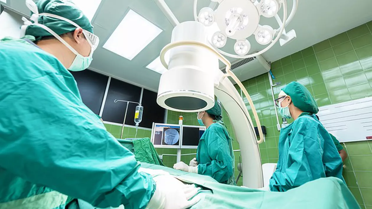 Acuzaţii de FRAUDĂ la un examen de CHIRURGIE generală organizat de un FAIMOS medic. 'Li s-a atras atenţia, dar nu au fost expuşi' (VIDEO) 