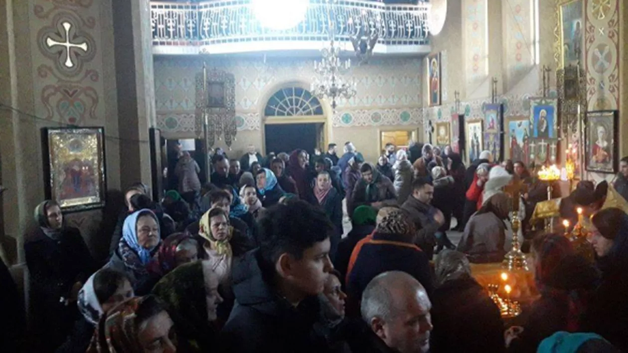 TENSIUNILE din Ortodoxie iau amploare. SCENE VIOLENTE într-o Biserică din Cernăuți: Unui preot i s-a cerut 'să plece înapoi în România', deși nu este român (FOTO)