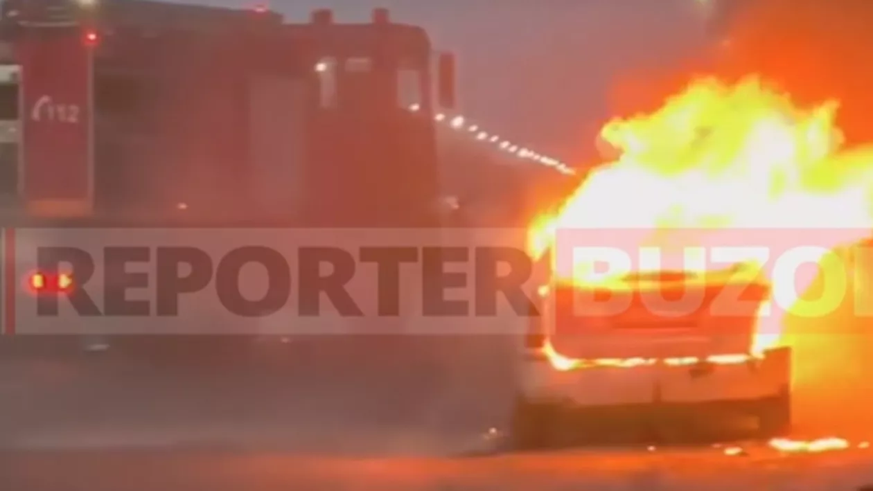 IMAGINILE ZILEI! O mașină a luat foc în mers: SCRUM s-a făcut...  (VIDEO)