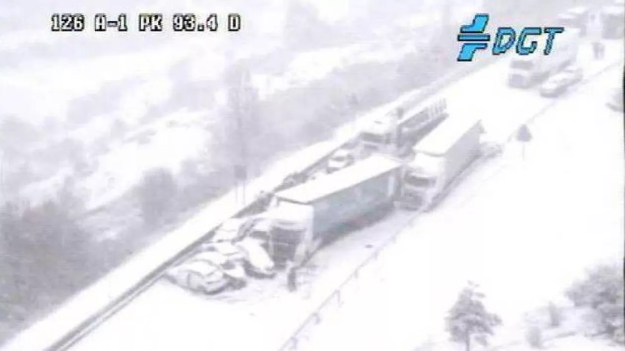 NINGE PUTERNIC în Spania, iar șoferii au fost luați prin surprindere: ACCIDENT în lanț cu 50 de mașini implicate a blocat o autostradă (FOTO & VIDEO)