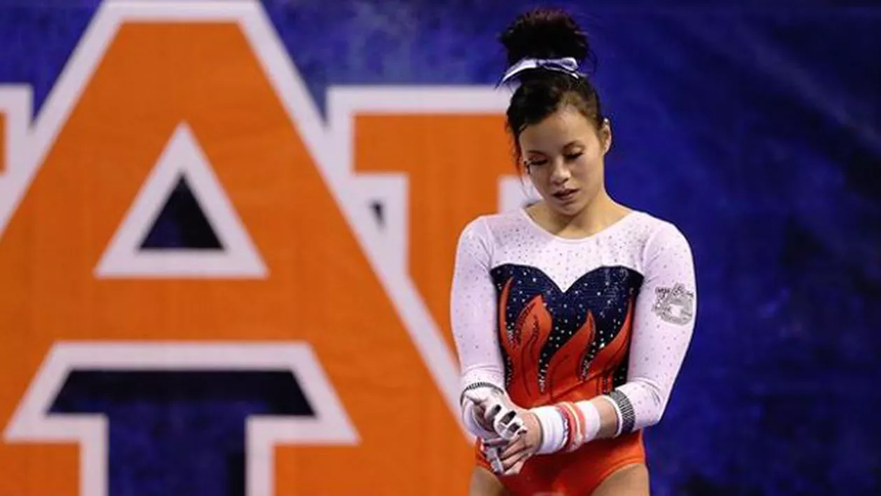 TRAGEDIE în sport! O gimnastă și-a rupt ambele picioare în timpul unui exercițiu (VIDEO)