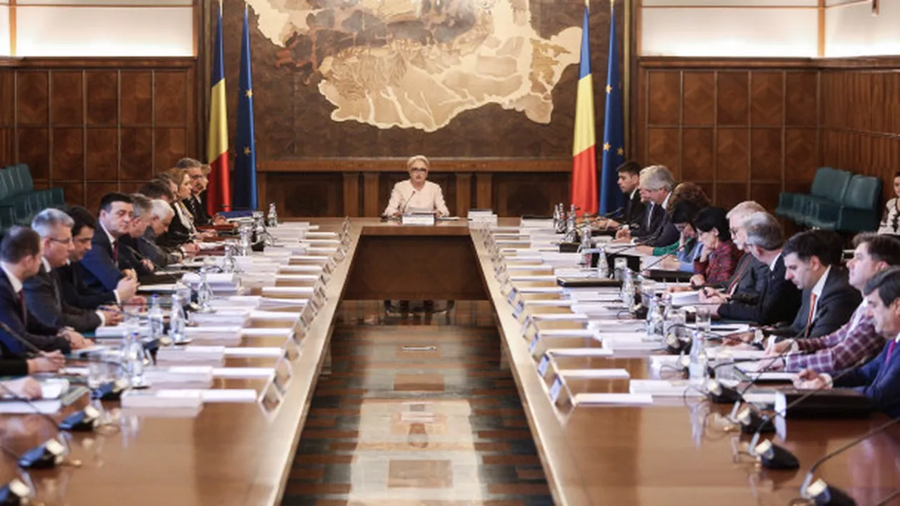 În timp ce salariul mediu din privat SCADE, cel din administraţia publică CREȘTE