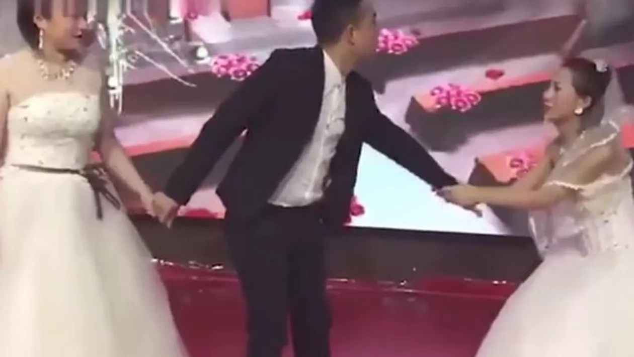 Scene HALUCINANTE la o nuntă! Fosta iubită a mirelui a venit îmbrăcată în ROCHIE DE MIREASĂ! Cu cine s-a CĂSĂTORIT până la urmă (VIDEO)