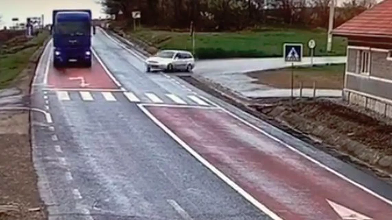 Imagini șocante cu un tânăr care intră într-o intersecție fără să oprească la STOP (VIDEO)