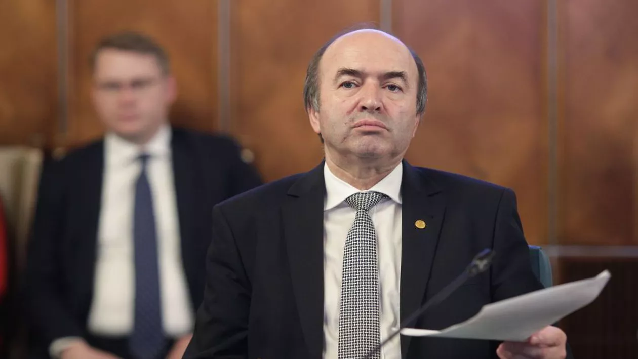 Dovada clară că Tudorel Toader și-a SCOS alunițele de pe față (FOTO)