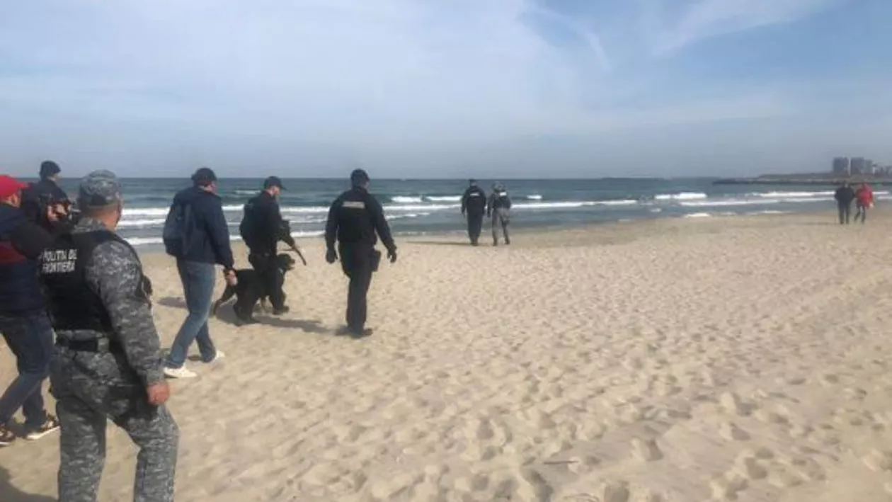 SCANDALUL cocainei de la malul mării trece granița: Polițiștii bulgari au găsit și ei 150 de pachete de droguri pe litoral