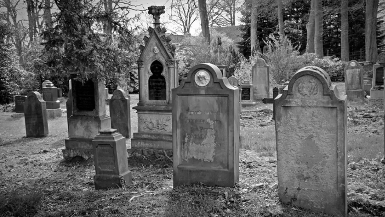 SCANDALOS: Pedepse extrem de mici pentru 7 brute care au supus o fată de 14 ani la perversiuni sexuale într-un cimitir (FOTO)