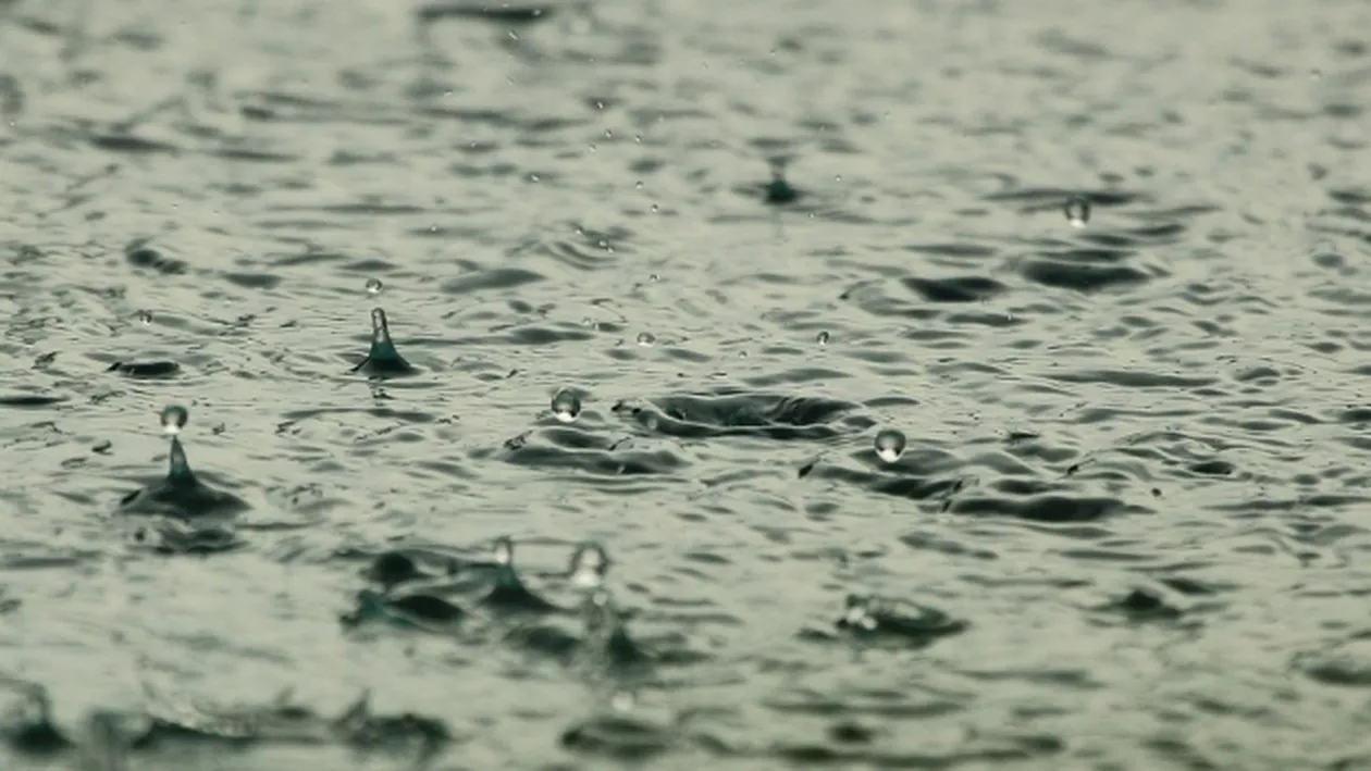 ALERTĂ METEO: PLOAIA pune stăpânire pe România în următoarele două săptămâni. Cum va fi vremea în București