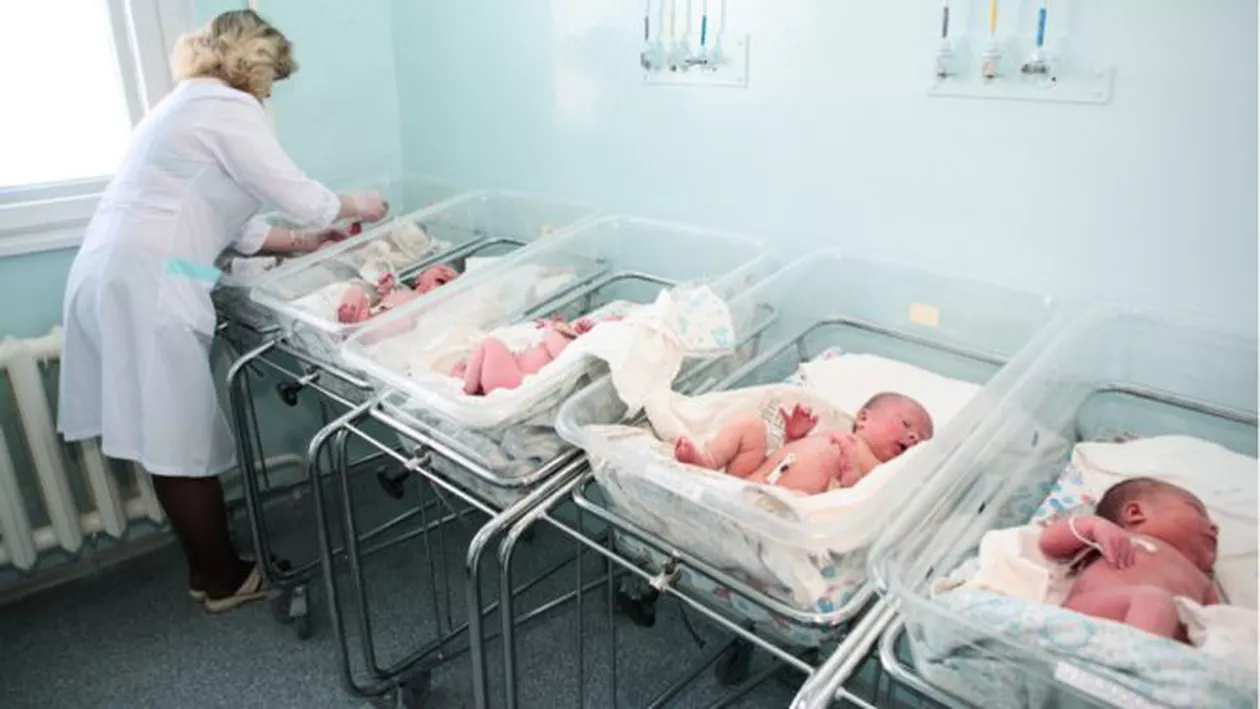 ȘOCANT! O asistentă a schimbat peste 5000 de copii la naştere. Femeia a recunoscut tot!