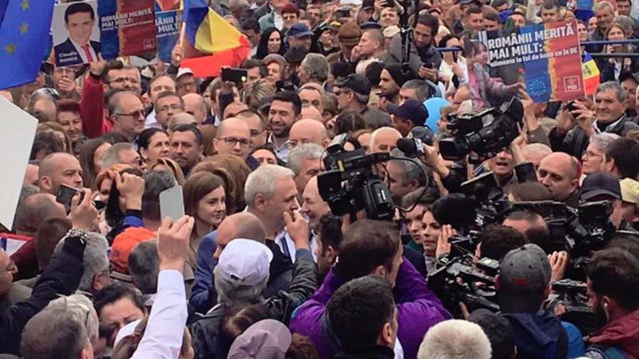 Liviu Dragnea, baie de mulţime la Craiova alături de iubita sa, Irina Tănase (VIDEO)