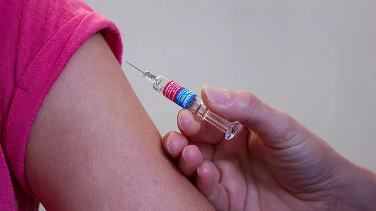 Decizie de ULTIM MOMENT: Copii pot fi LUAȚI de lângă părinții lor dacă aceștia REFUZĂ VACCINAREA!