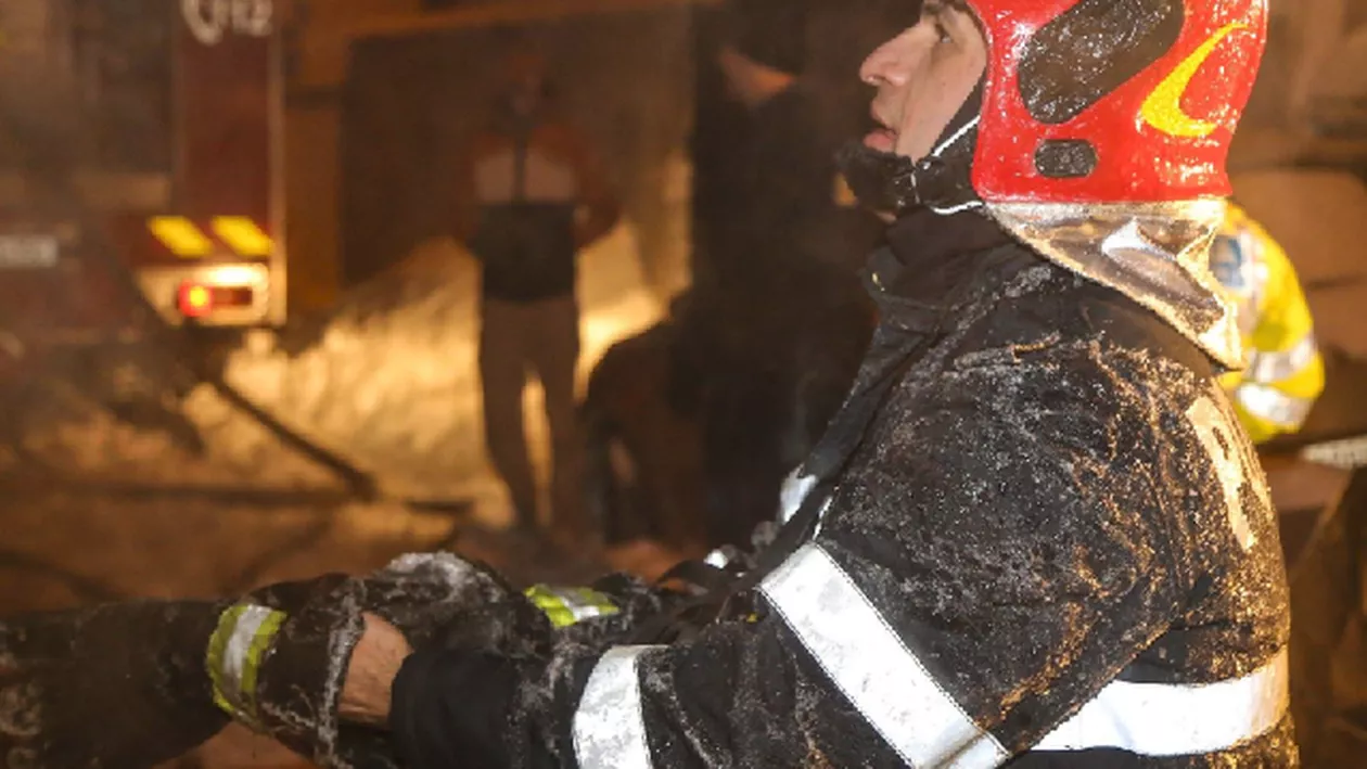 INCENDIU puternic la Cernavodă. Intervenţie cu trei autospeciale a pompierilor şi ZECI de persoane evacuate