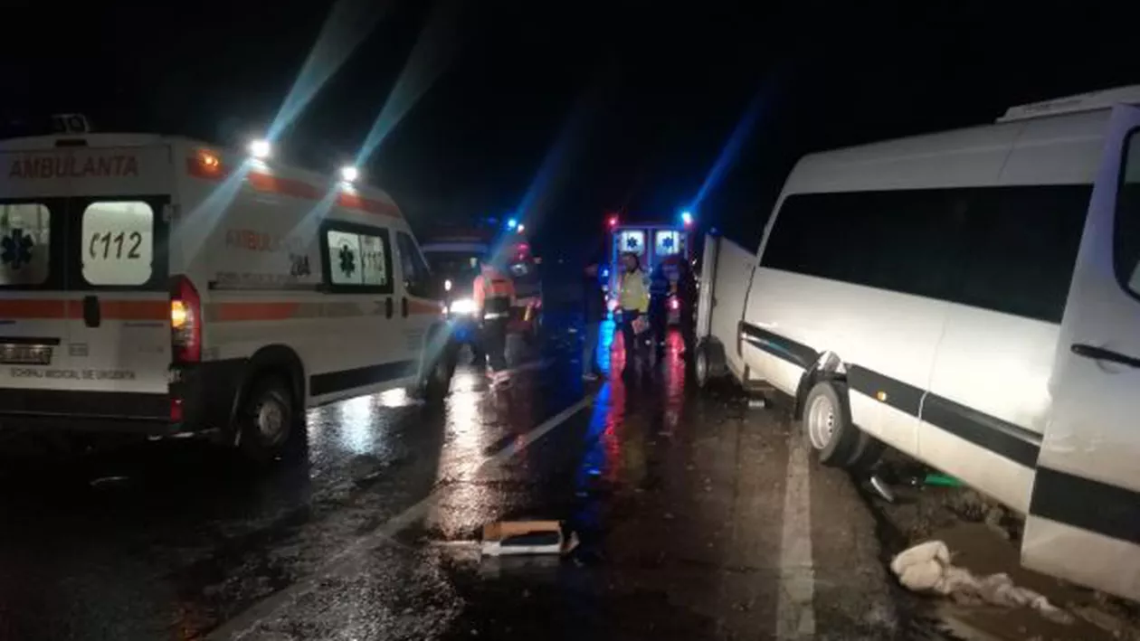 Accident între două microbuze, cu 27 de pasageri, în județul Iași: A fost declanșat PLANUL ROȘU de intervenție (VIDEO)