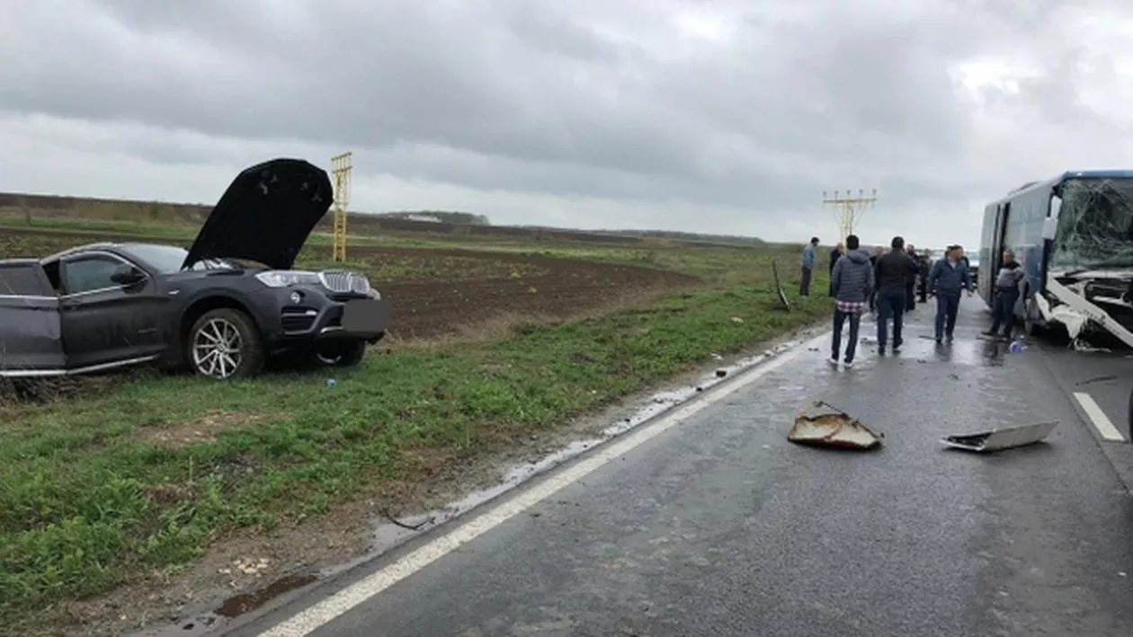 TRAGEDIE RUTIERĂ în România: Un cunoscut politician S-A FĂCUT PRAF cu mașina de un autobuz! BILANȚUL VICTIMELOR (FOTO, VIDEO)