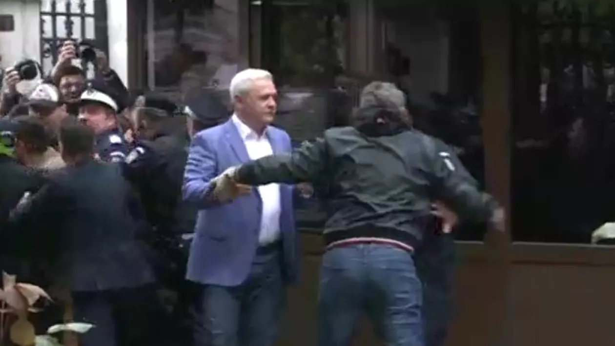 IMAGINILE ZILEI: Momentul în care Dragnea este bruscat de protestatari la sosirea la Curtea Supremă (VIDEO)