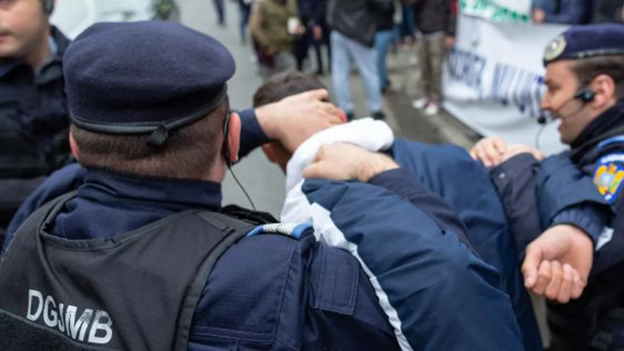 Trei persoane reţinute după incidentele de la sosirea lui Dragnea la ÎCCJ. Jandarmeria Capitalei: S-au luat măsuri de ordine și siguranță publică (VIDEO)